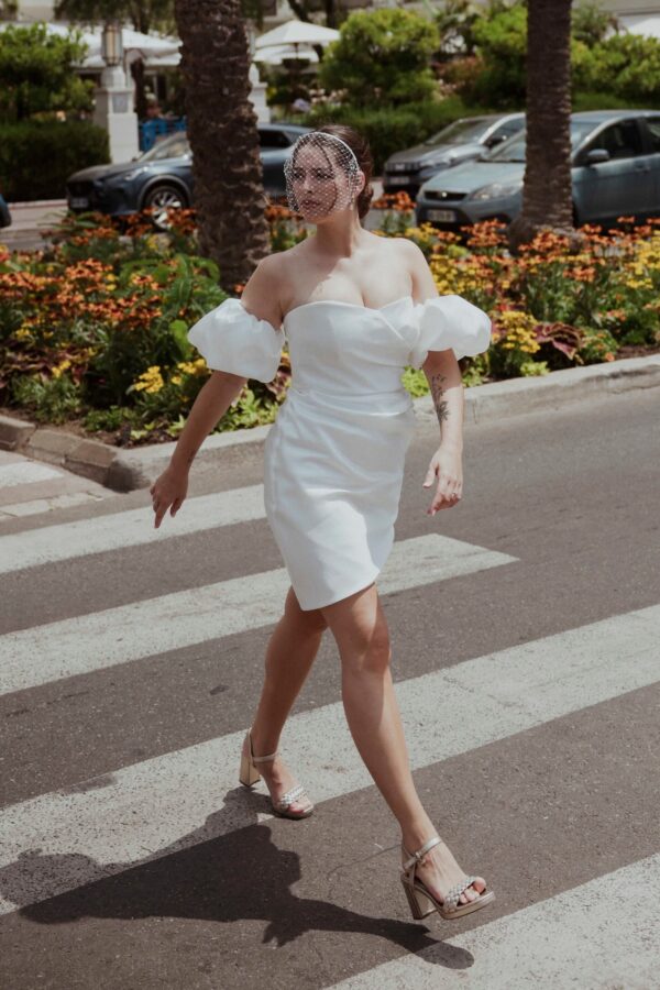 sanna-lindstroem-aurelie-kurzes-brautkleid-ganzkoerper-2.jpg