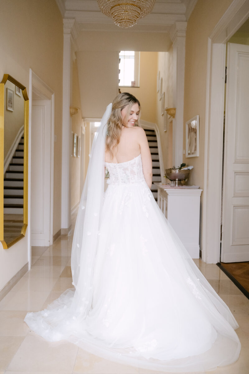 sanna-by-sanna-lindstroem-brautkleid-emily-rueckenansicht-schleier-25-scaled