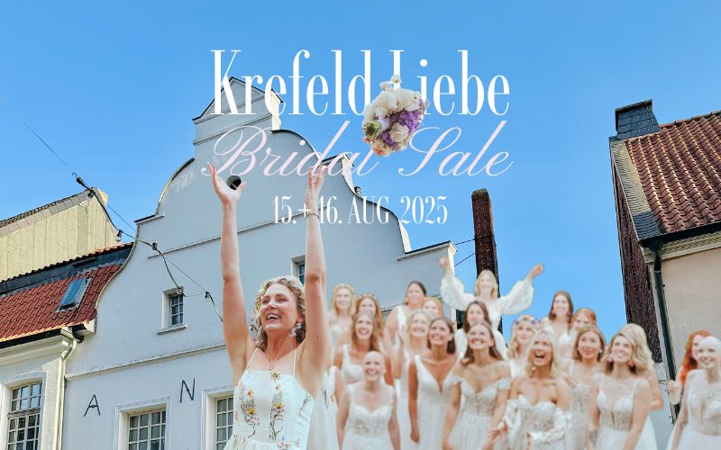 Eine lächelnde Braut wirft ihren Brautstrauß in einer Straße mit historischen Gebäuden in die Luft, während eine Gruppe von Frauen in weißen Kleidern hinter ihr jubelt. Der Text lautet: Krefeld Liebe Bridal Sale 15.-16. Aug 2025.