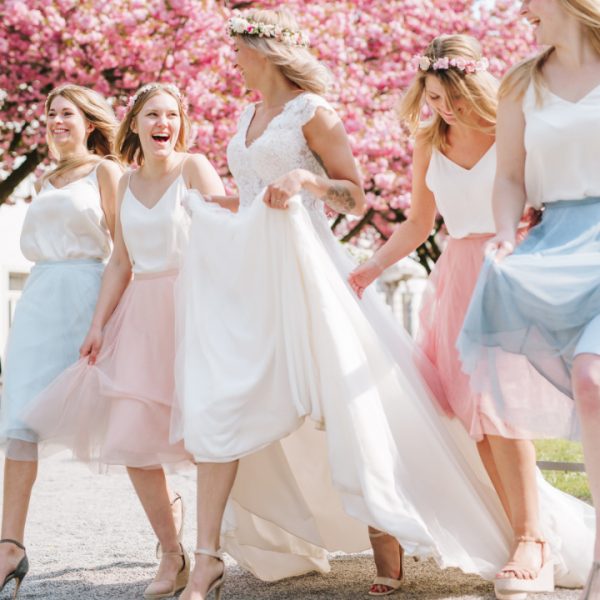 jobs-frauen-in-kleidern-mit-braut-600x600-2