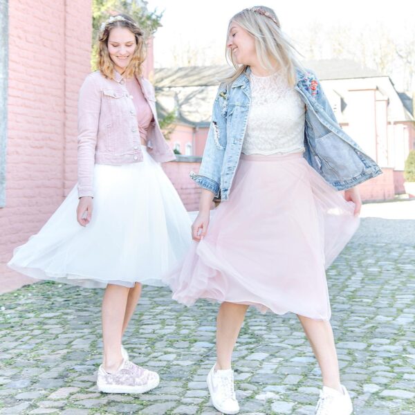 jobs-mitarbeiterinnen-tragen-tuellroecke