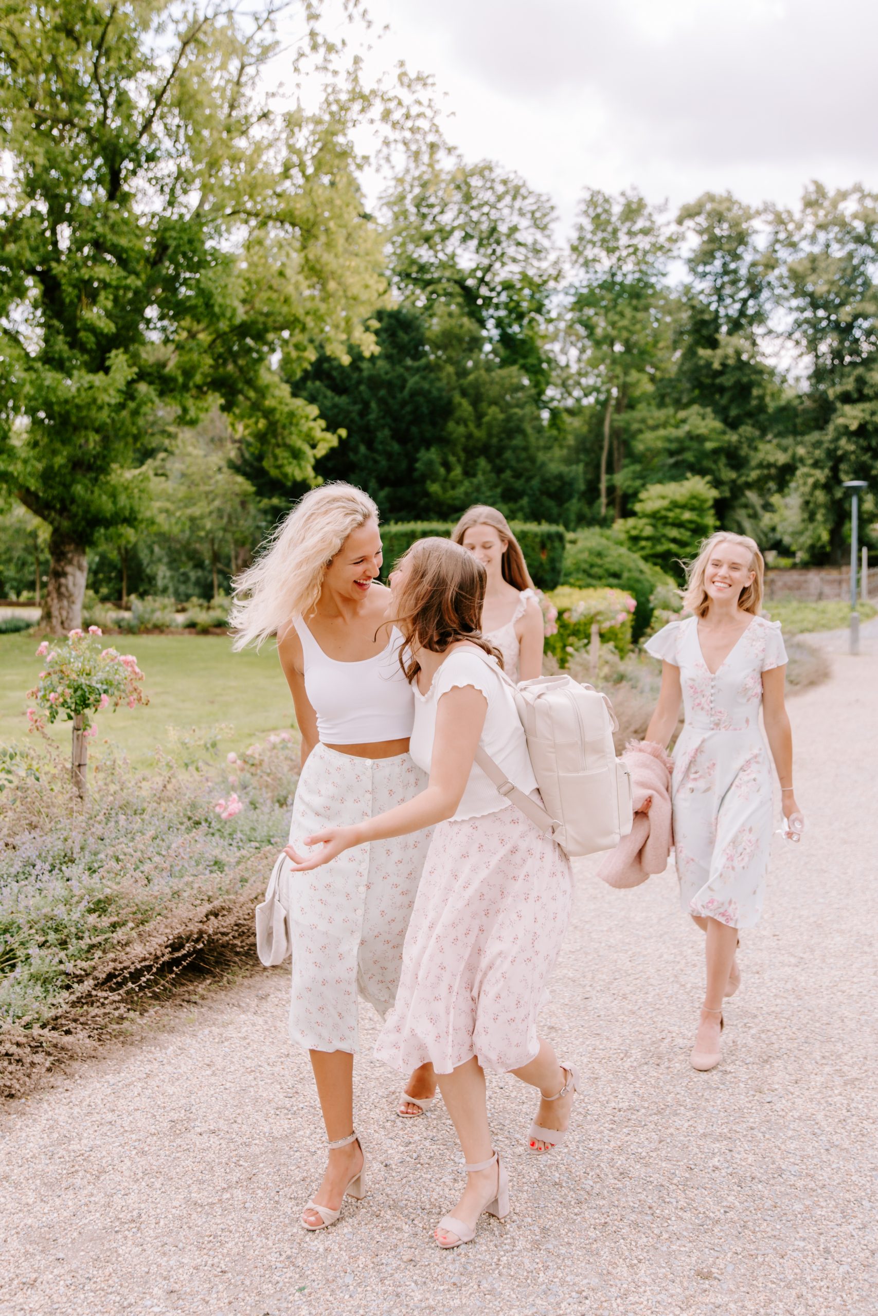 midsommar-gruppe-unterwegs-roecke-kleid-scaled