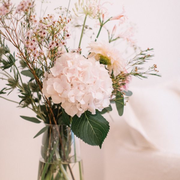 sannalindstroem_vase_blumen_rosa-600x600